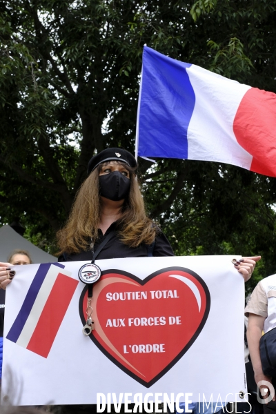 Manifestation Pro-Police en Réaction aux Manifestations Contre le Racisme. Pro French Police Demonstration in reaction to anti-racism protests.