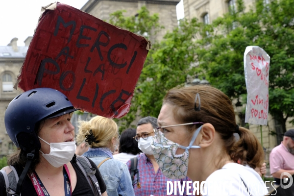 Manifestation Pro-Police en Réaction aux Manifestations Contre le Racisme. Pro French Police Demonstration in reaction to anti-racism protests.