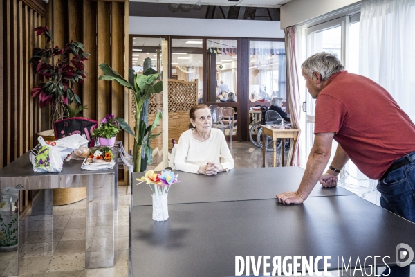 EHPAD/ Visites Plexi et Rencontres au Balcon - Quand l attachement devient transparent