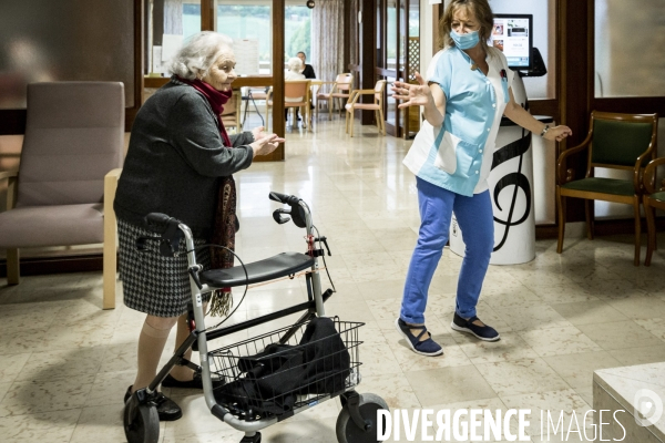 EHPAD/ Visites Plexi et Rencontres au Balcon - Quand l attachement devient transparent