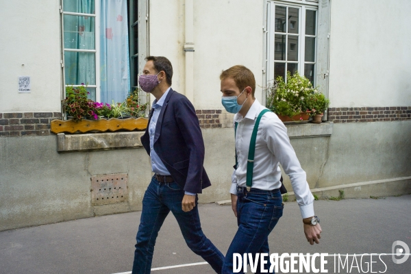 David Belliard vote dans le XI arrondissement de Paris.