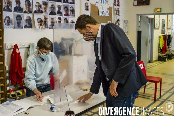 David Belliard vote dans le XI arrondissement de Paris.