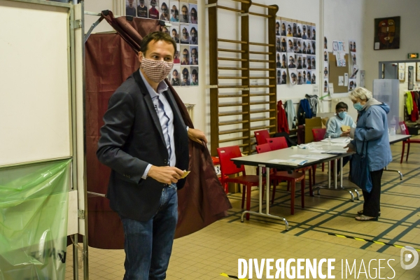 David Belliard vote dans le XI arrondissement de Paris.