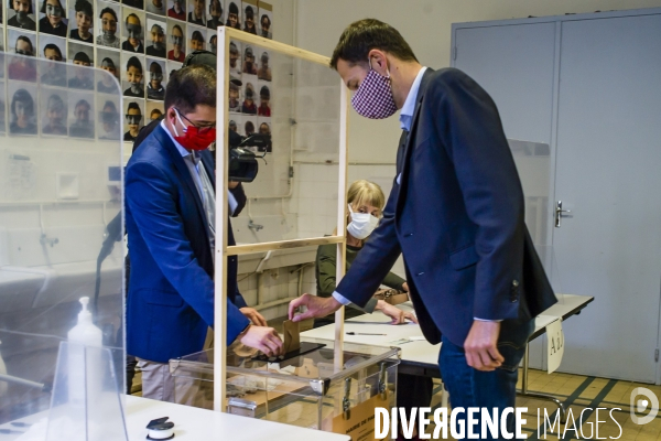 David Belliard vote dans le XI arrondissement de Paris.