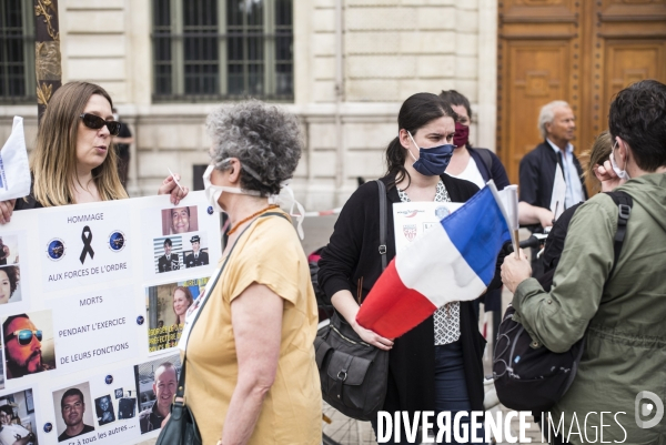 Manifestation des femmes de policiers