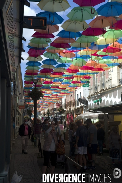 Parapluies multicolores à l Aigle