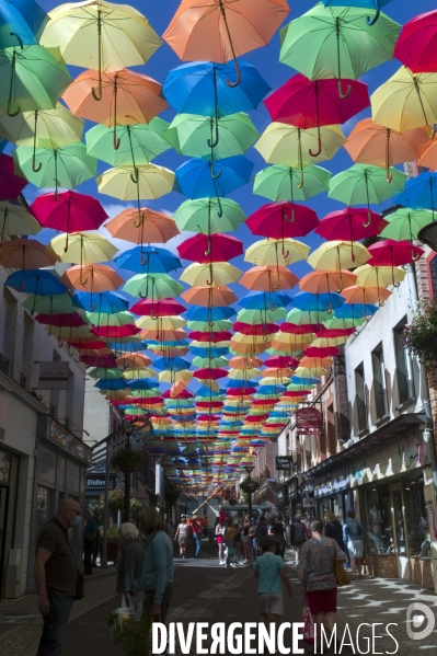 Parapluies multicolores à l Aigle