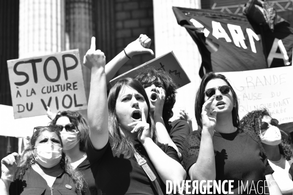 Des militantes féministes protestent contre le dernier remaniement ministériel avec l arrivée au gouvernement de Gérald Darmanin et Eric Dupont-Moretti. Feminist activists protest against the latest cabinet reshuffle with the arrival in government of