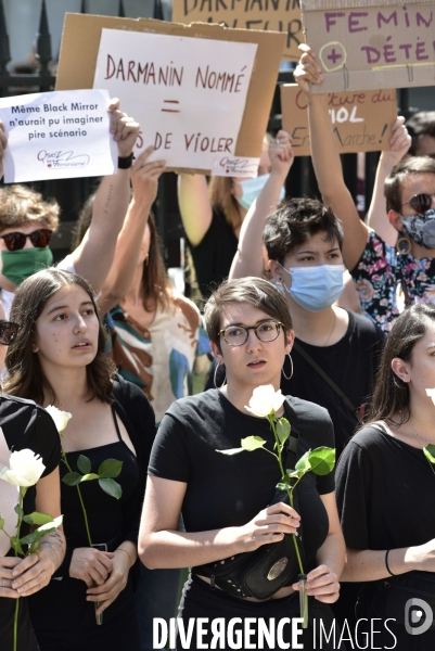 Des militantes féministes protestent contre le dernier remaniement ministériel avec l arrivée au gouvernement de Gérald Darmanin et Eric Dupont-Moretti. Feminist activists protest against the latest cabinet reshuffle with the arrival in government of