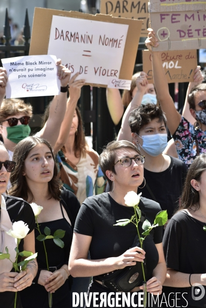 Des militantes féministes protestent contre le dernier remaniement ministériel avec l arrivée au gouvernement de Gérald Darmanin et Eric Dupont-Moretti. Feminist activists protest against the latest cabinet reshuffle with the arrival in government of