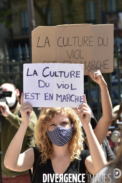 Des militantes féministes protestent contre le dernier remaniement ministériel avec l arrivée au gouvernement de Gérald Darmanin et Eric Dupont-Moretti. Feminist activists protest against the latest cabinet reshuffle with the arrival in government of