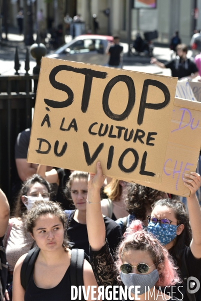 Des militantes féministes protestent contre le dernier remaniement ministériel avec l arrivée au gouvernement de Gérald Darmanin et Eric Dupont-Moretti. Feminist activists protest against the latest cabinet reshuffle with the arrival in government of