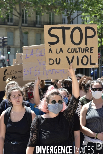 Des militantes féministes protestent contre le dernier remaniement ministériel avec l arrivée au gouvernement de Gérald Darmanin et Eric Dupont-Moretti. Feminist activists protest against the latest cabinet reshuffle with the arrival in government of