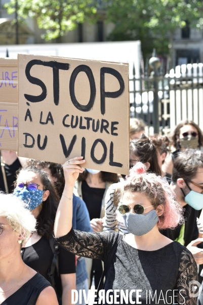 Des militantes féministes protestent contre le dernier remaniement ministériel avec l arrivée au gouvernement de Gérald Darmanin et Eric Dupont-Moretti. Feminist activists protest against the latest cabinet reshuffle with the arrival in government of