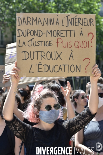 Des militantes féministes protestent contre le dernier remaniement ministériel avec l arrivée au gouvernement de Gérald Darmanin et Eric Dupont-Moretti. Feminist activists protest against the latest cabinet reshuffle with the arrival in government of