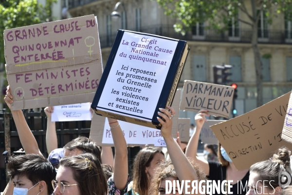 Des militantes féministes protestent contre le dernier remaniement ministériel avec l arrivée au gouvernement de Gérald Darmanin et Eric Dupont-Moretti. Feminist activists protest against the latest cabinet reshuffle with the arrival in government of