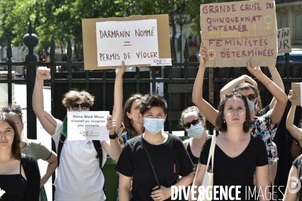 Des militantes féministes protestent contre le dernier remaniement ministériel avec l arrivée au gouvernement de Gérald Darmanin et Eric Dupont-Moretti. Feminist activists protest against the latest cabinet reshuffle with the arrival in government of