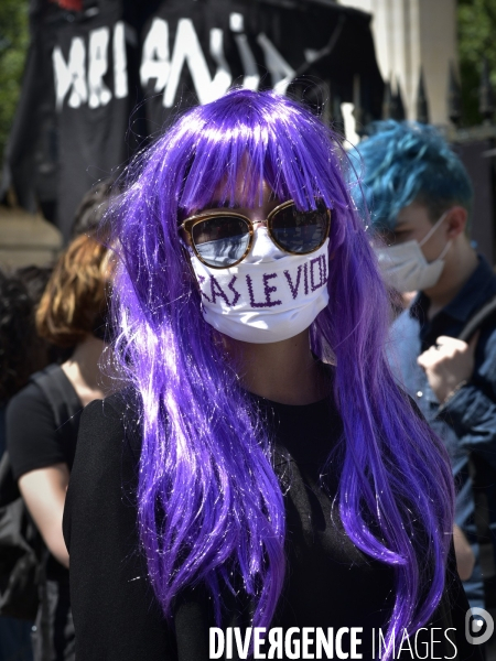 Des militantes féministes protestent contre le dernier remaniement ministériel avec l arrivée au gouvernement de Gérald Darmanin et Eric Dupont-Moretti. Feminist activists protest against the latest cabinet reshuffle with the arrival in government of