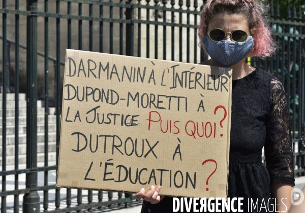 Des militantes féministes protestent contre le dernier remaniement ministériel avec l arrivée au gouvernement de Gérald Darmanin et Eric Dupont-Moretti. Feminist activists protest against the latest cabinet reshuffle with the arrival in government of