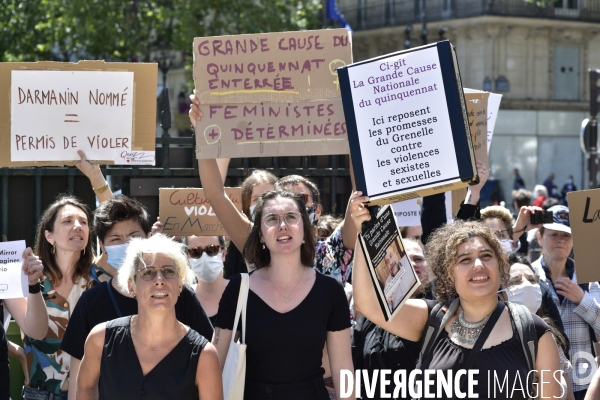 Des militantes féministes protestent contre le dernier remaniement ministériel avec l arrivée au gouvernement de Gérald Darmanin et Eric Dupont-Moretti. Feminist activists protest against the latest cabinet reshuffle with the arrival in government of