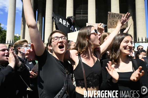 Des militantes féministes protestent contre le dernier remaniement ministériel avec l arrivée au gouvernement de Gérald Darmanin et Eric Dupont-Moretti. Feminist activists protest against the latest cabinet reshuffle with the arrival in government of