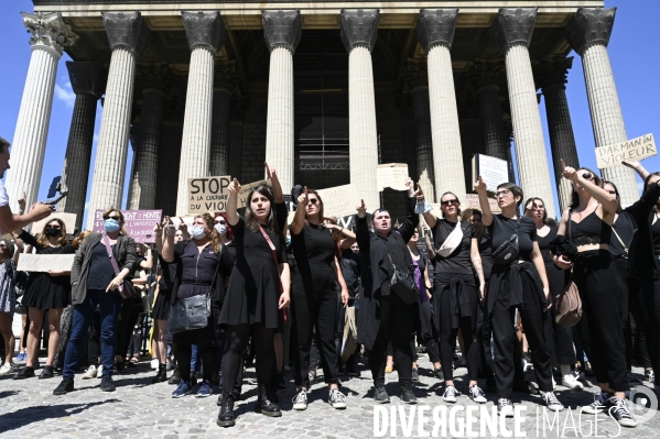 Des militantes féministes protestent contre le dernier remaniement ministériel avec l arrivée au gouvernement de Gérald Darmanin et Eric Dupont-Moretti. Feminist activists protest against the latest cabinet reshuffle with the arrival in government of