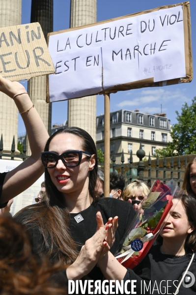 Des militantes féministes protestent contre le dernier remaniement ministériel avec l arrivée au gouvernement de Gérald Darmanin et Eric Dupont-Moretti. Feminist activists protest against the latest cabinet reshuffle with the arrival in government of
