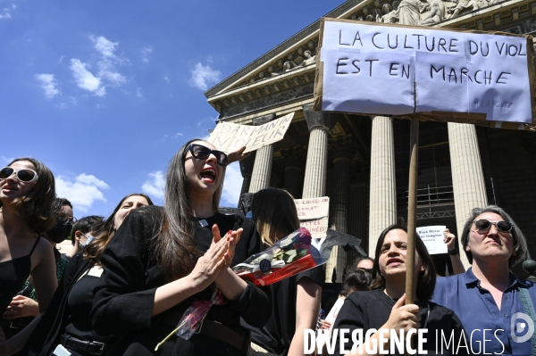 Des militantes féministes protestent contre le dernier remaniement ministériel avec l arrivée au gouvernement de Gérald Darmanin et Eric Dupont-Moretti. Feminist activists protest against the latest cabinet reshuffle with the arrival in government of