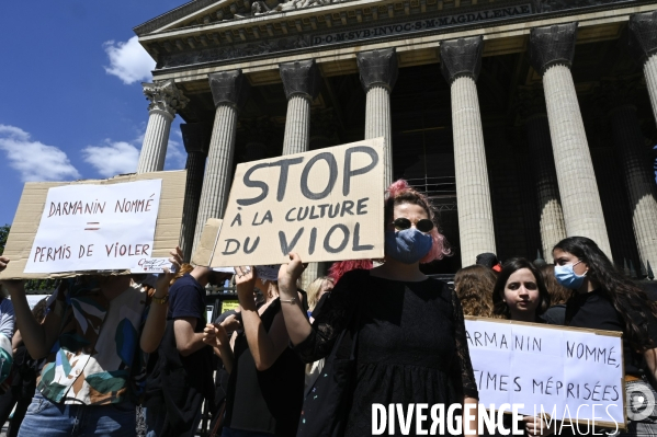 Des militantes féministes protestent contre le dernier remaniement ministériel avec l arrivée au gouvernement de Gérald Darmanin et Eric Dupont-Moretti. Feminist activists protest against the latest cabinet reshuffle with the arrival in government of