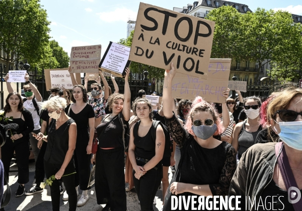 Des militantes féministes protestent contre le dernier remaniement ministériel avec l arrivée au gouvernement de Gérald Darmanin et Eric Dupont-Moretti. Feminist activists protest against the latest cabinet reshuffle with the arrival in government of