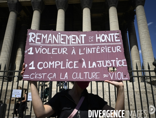 Des militantes féministes protestent contre le dernier remaniement ministériel avec l arrivée au gouvernement de Gérald Darmanin et Eric Dupont-Moretti. Feminist activists protest against the latest cabinet reshuffle with the arrival in government of