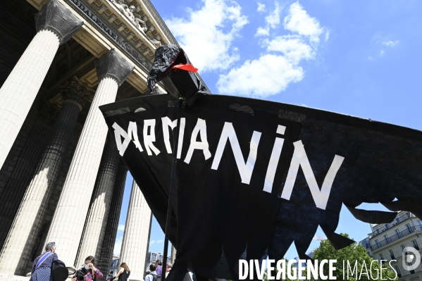 Des militantes féministes protestent contre le dernier remaniement ministériel avec l arrivée au gouvernement de Gérald Darmanin et Eric Dupont-Moretti. Feminist activists protest against the latest cabinet reshuffle with the arrival in government of