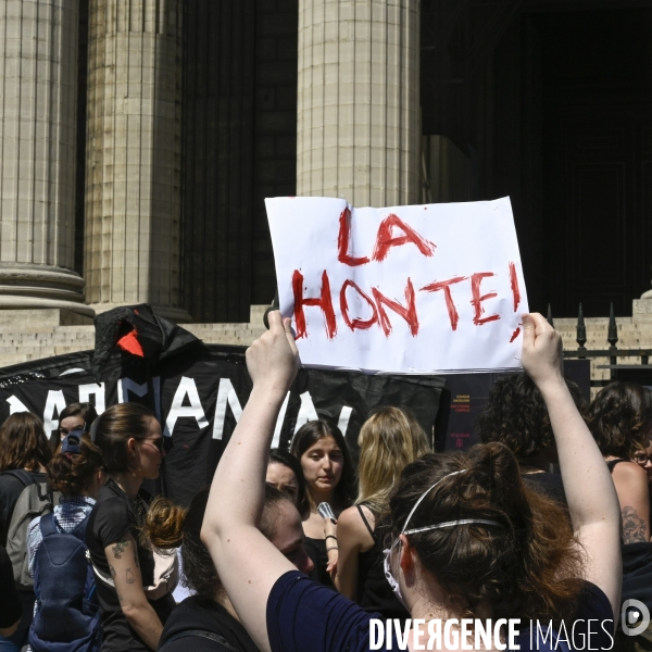 Des militantes féministes protestent contre le dernier remaniement ministériel avec l arrivée au gouvernement de Gérald Darmanin et Eric Dupont-Moretti. Feminist activists protest against the latest cabinet reshuffle with the arrival in government of