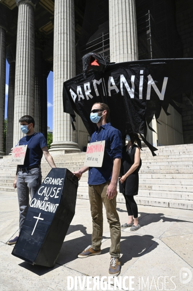 Des militantes féministes protestent contre le dernier remaniement ministériel avec l arrivée au gouvernement de Gérald Darmanin et Eric Dupont-Moretti. Feminist activists protest against the latest cabinet reshuffle with the arrival in government of