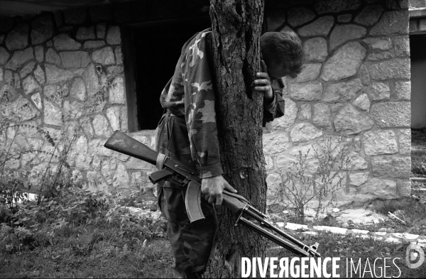 Le soldat qui peurait contre un arbre