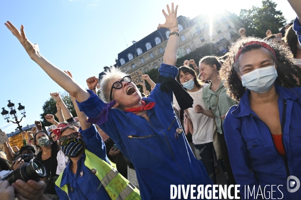 Rassemblement féministes contre le dernier remaniement ministériel avec l arrivée au gouvernement de Gérard Darmanin et Eric Dupont-Moretti. Feminists  protest against the latest cabinet reshuffle with the arrival in government of Gérar