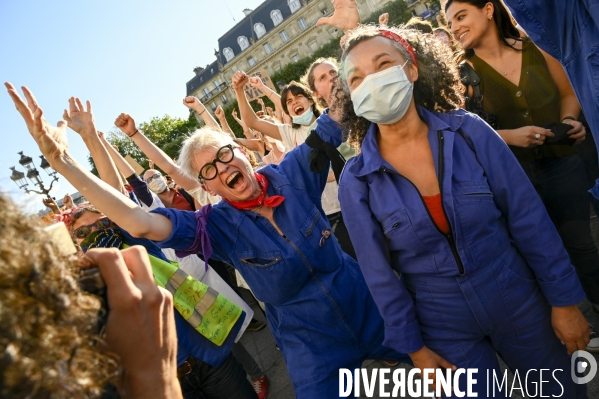 Rassemblement féministes contre le dernier remaniement ministériel avec l arrivée au gouvernement de Gérard Darmanin et Eric Dupont-Moretti. Feminists  protest against the latest cabinet reshuffle with the arrival in government of Gérar