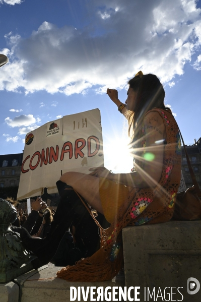 Rassemblement féministes contre le dernier remaniement ministériel avec l arrivée au gouvernement de Gérard Darmanin et Eric Dupont-Moretti. Feminists  protest against the latest cabinet reshuffle with the arrival in government of Gérar