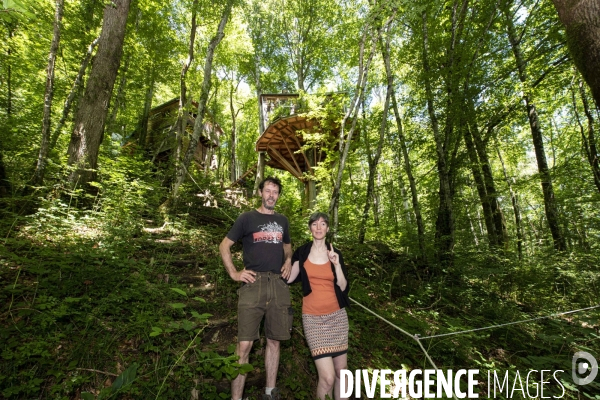 La cabane dans les arbres de Xavier Marmier et de sa compagne Line dans le Doubs.
