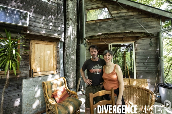 La cabane dans les arbres de Xavier Marmier et de sa compagne Line dans le Doubs.