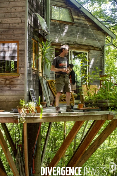 La cabane dans les arbres de Xavier Marmier et de sa compagne Line dans le Doubs.