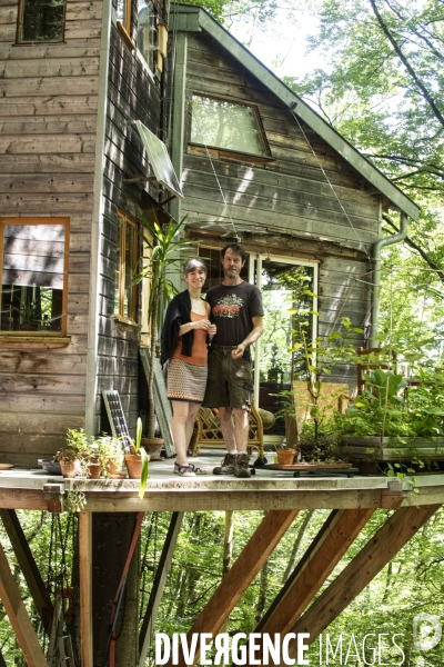 La cabane dans les arbres de Xavier Marmier et de sa compagne Line dans le Doubs.