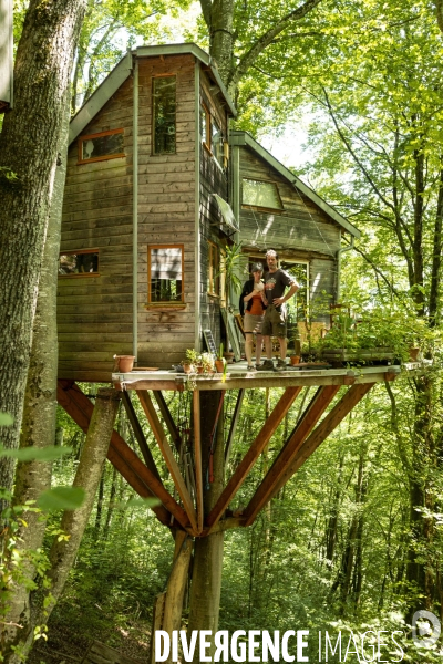 La cabane dans les arbres de Xavier Marmier et de sa compagne Line dans le Doubs.