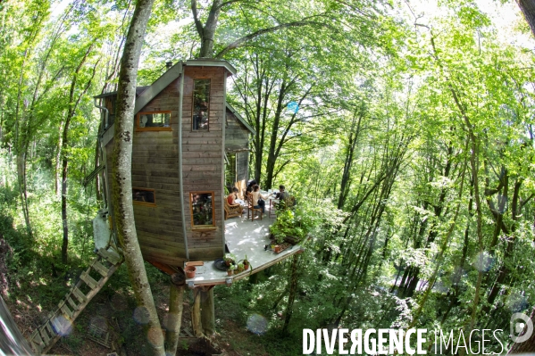 La cabane dans les arbres de Xavier Marmier et de sa compagne Line dans le Doubs.