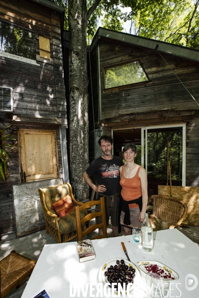 La cabane dans les arbres de Xavier Marmier et de sa compagne Line dans le Doubs.