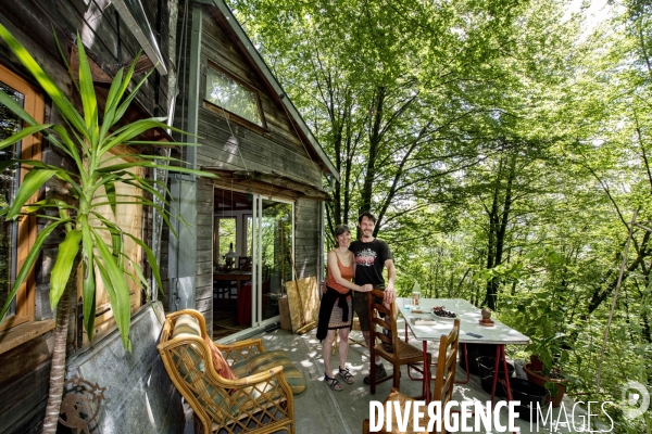 La cabane dans les arbres de Xavier Marmier et de sa compagne Line dans le Doubs.