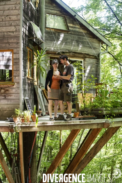 La cabane dans les arbres de Xavier Marmier et de sa compagne Line dans le Doubs.