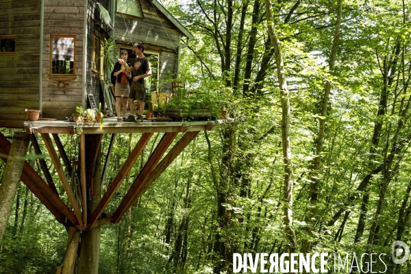 La cabane dans les arbres de Xavier Marmier et de sa compagne Line dans le Doubs.