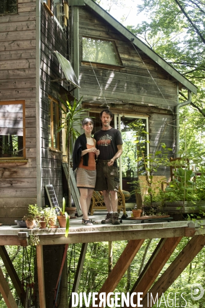 La cabane dans les arbres de Xavier Marmier et de sa compagne Line dans le Doubs.