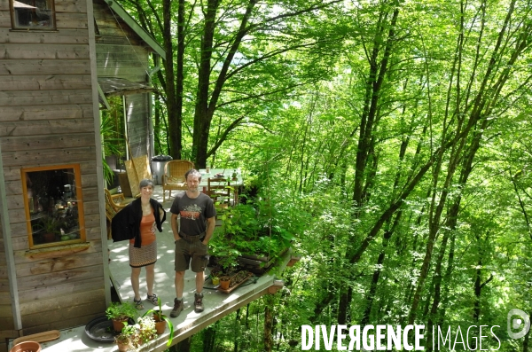 La cabane dans les arbres de Xavier Marmier et de sa compagne Line dans le Doubs.